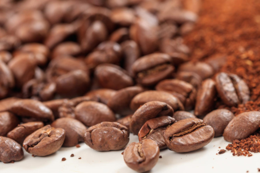 Kaffeebohnen Geröstete Kaffeebohnen und gemahlener Kaffee in Nahaufnahme.